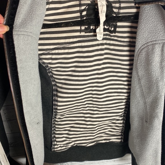 ππ Lululemon Scuba Hoodie Travel Pillow Special Edition Size 2 Charcoal ππ - Picture 7 of 12